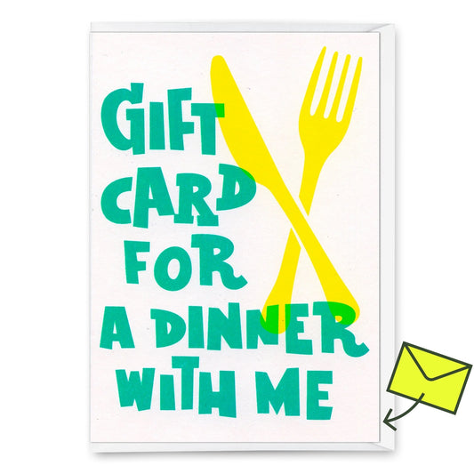 Dies ist eine pfiffige Grußkarte mit weißem Hintergrund, mit gelben Besteck und einen grünen Text mit der Aufschrift „Giftcard for a dinner with me“. Ein gelber „Deli Cards“-Aufkleber über dem Text ist angebracht. 