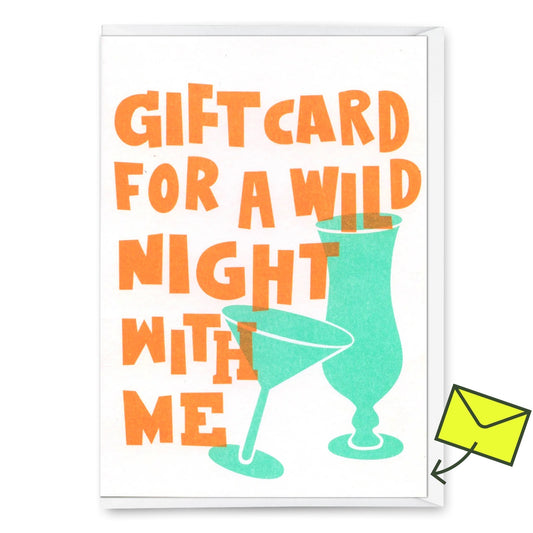 Dies ist eine pfiffige Grußkarte mit weißem Hintergrund, damit zwei grünen Gläsern und  einen orangen Text mit der Aufschrift „Giftcard for a wild night“. Ein gelber „Deli Cards“-Aufkleber über dem Text ist angebracht. 