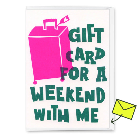 Dies ist eine pfiffige Grußkarte mit weißem Hintergrund, die oben eine rosa illustrierte Geschenktüte oder Einkaufstasche trägt, darunter einen grünen Text mit der Aufschrift „Giftcard for a weekend with me“. Ein gelber „Deli Cards“-Aufkleber über dem Text ist angebracht. 