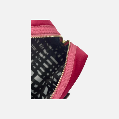 Kosmetiktasche in Pink mit Bienenbrosche aus Samt geöffnet