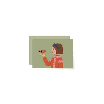 Mädchen mit braunen Haaren, blauem Haarband und rotem Pullover hält einen kleinen Vogel auf der Hand