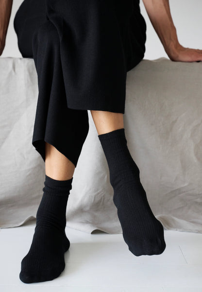 Schwarze Socken an Füßen