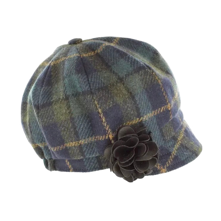Karierte Mütze in Blau- und Grüntönen mit kleiner Stoffblume als Verzierung.