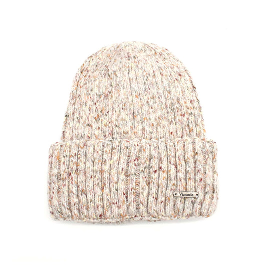 Dies ist eine gestrickte Wintermütze in einem wunderschönen melierten Beige. Die Mütze hat einen klassischen Rippenbund, der hochgeklappt werden kann, und ist im glatt rechts gestrickten Zustand. Das Garn hat einen melierten Effekt, der Komplementärfarben kombiniert und ihr ein sattes, strukturiertes Aussehen verleiht.
