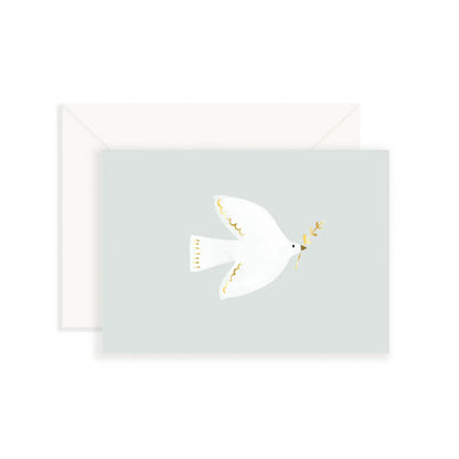 Weiße Taube mit Olivenzweig im Schnabel auf hellgrauem Hintergrund und weißer Umschlag