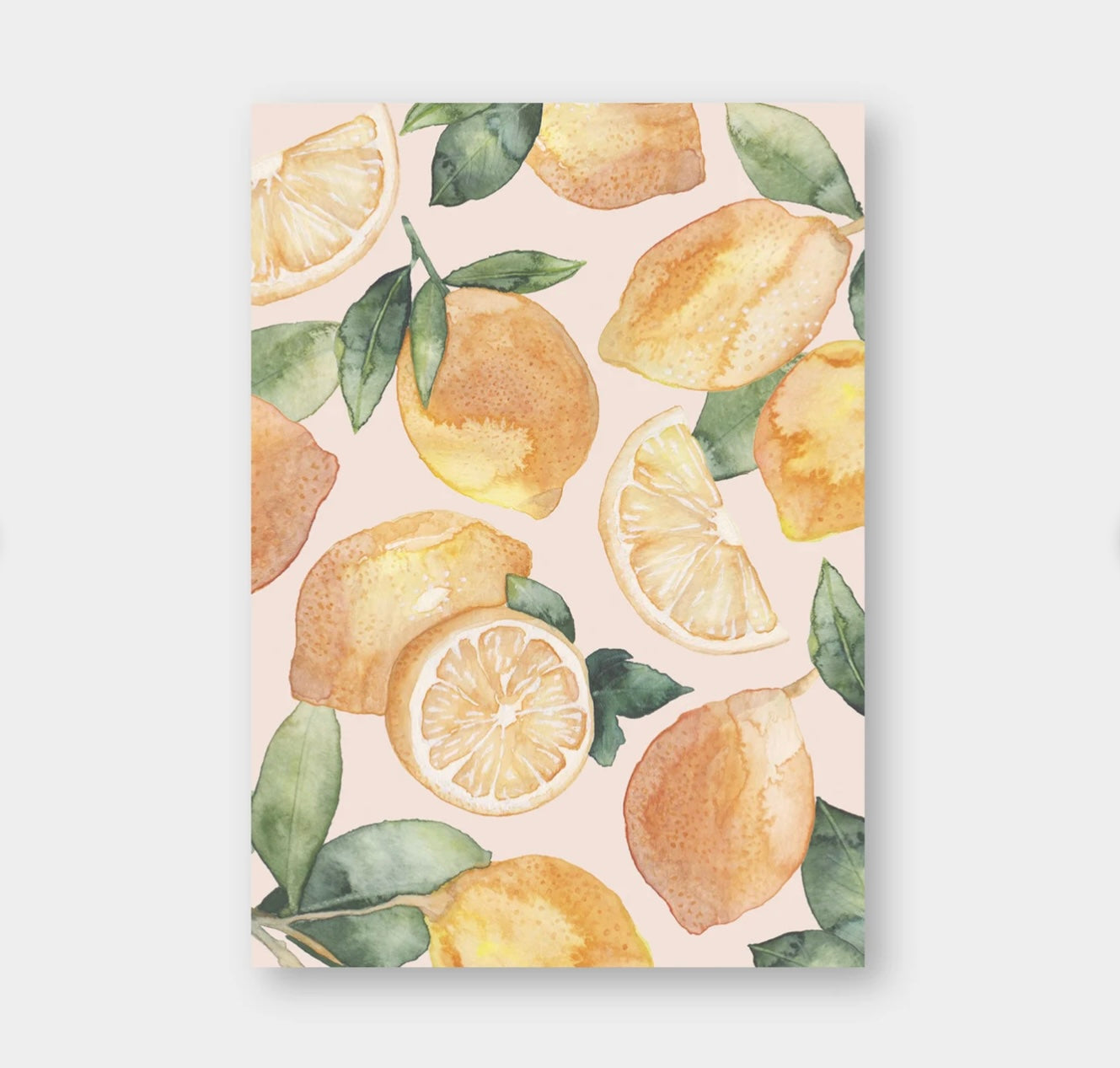 Aquarellzeichnung mehrerer ganzer und halbierter Zitronen mit grünen Blättern auf hellem Hintergrund.