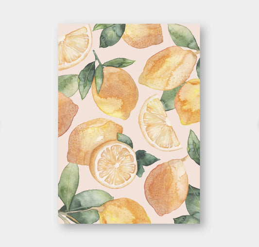 Aquarellzeichnung mehrerer ganzer und halbierter Zitronen mit grünen Blättern auf hellem Hintergrund.