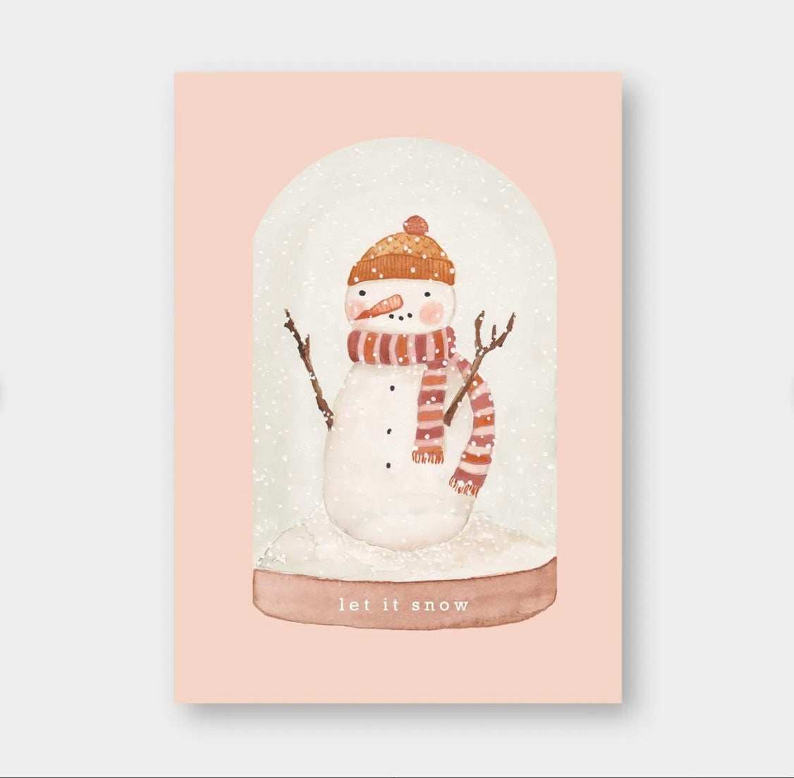 Schneemann mit orange-brauner Mütze und rot-weiß gestreiftem Schal, umgeben von fallendem Schnee in einer Glaskuppel.