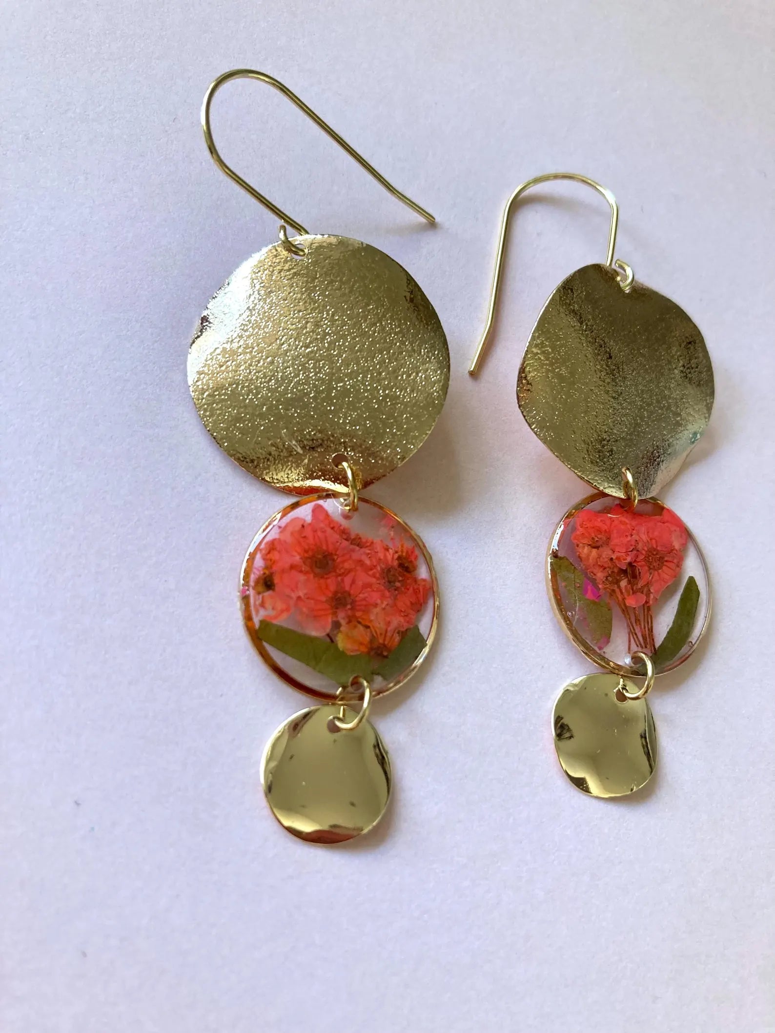 Blumige Ohrringe mit gold