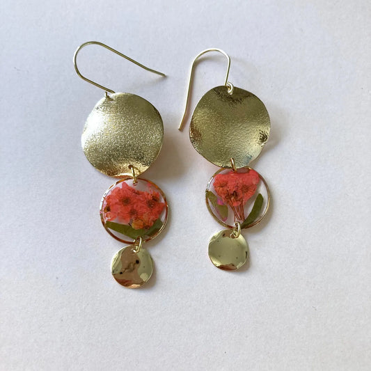 Blumiger Ohrhänger mit Gold