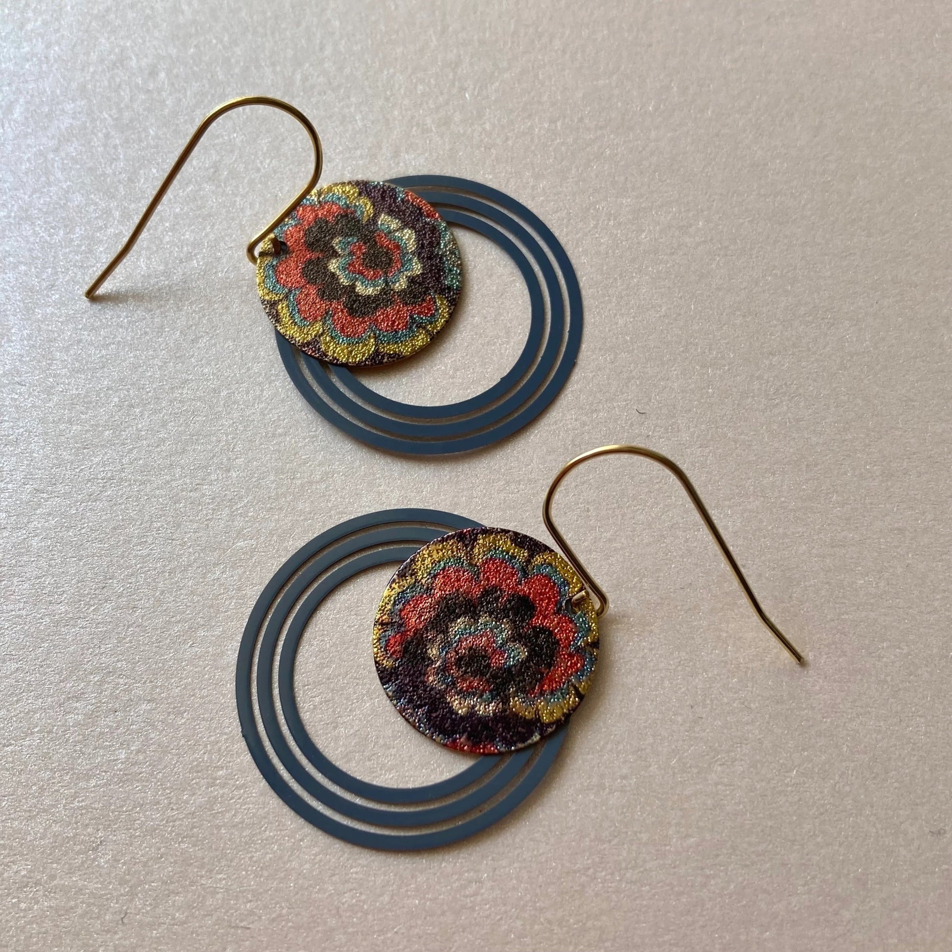 Ohrhänger rund mit Blumenmuster