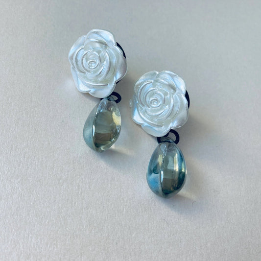 Ohrstecker mit weißer Rose und Glastropfen