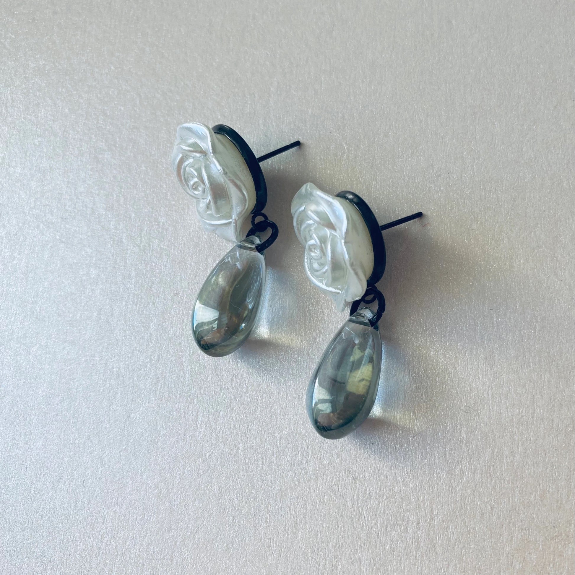 Ohrstecker mit Rose und Glastropfen