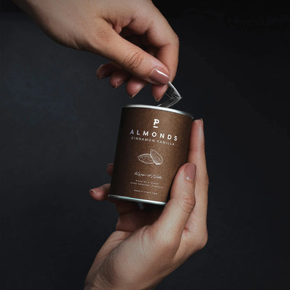 Hände öffnen knabberdose 