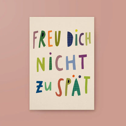 Karte mit bunten Buchstaben und dem Text 'Freu dich nicht zu spät' auf hellem Hintergrund