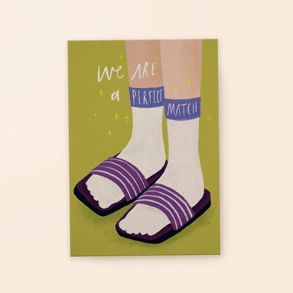 Illustration von Füßen mit weißen Socken und lila Sandalen vor grünem Hintergrund, Text 'we are a perfect match'