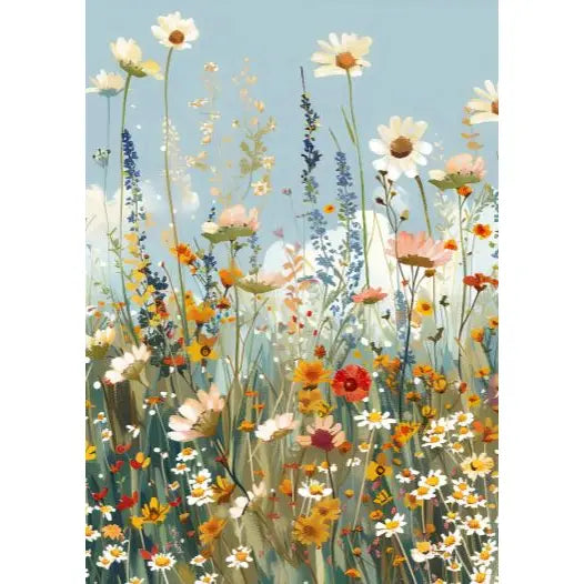 Bunte Wildblumenwiese mit verschiedenen Blumenarten, darunter Gänseblümchen, Mohnblumen und Lavendel, vor einem hellen Himmel.