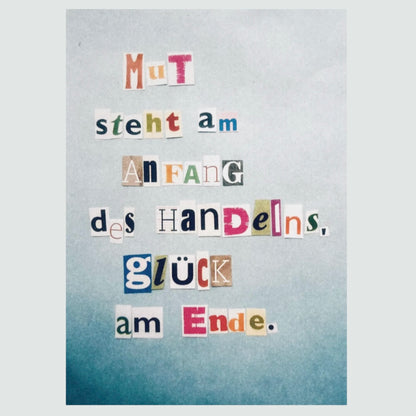 Zitat `Mut steht am Anfang des Handelns` aus Buchstabenschnipsel auf hellbllauem Hintergrund