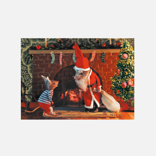 Weihnachtsmaus mit rotem Mantel und Sack steht vor Kamin, spricht mit kleinem Maus in gestreiftem Pullover, geschmückter Weihnachtsbaum daneben.