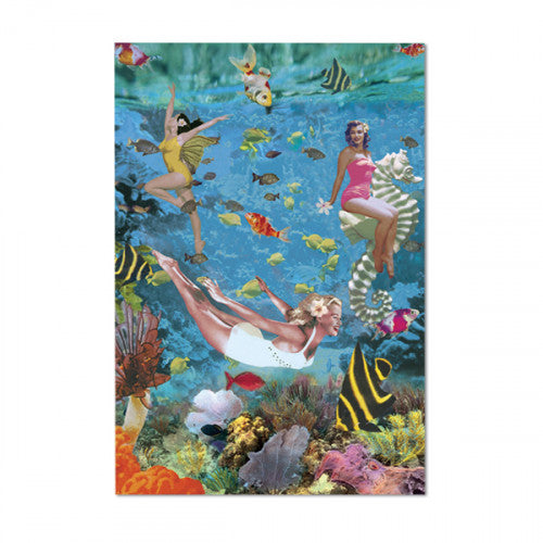Drei Frauen in Badeanzügen schwimmen und sind unter Wasser zwischen bunten tropischen Fischen und Korallen. Eine Frau sitzt auf einem großen Seepferdchen.