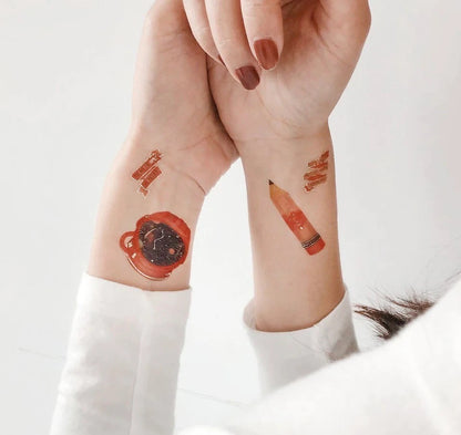 Zwei Handgelenke mit temporären Tattoos