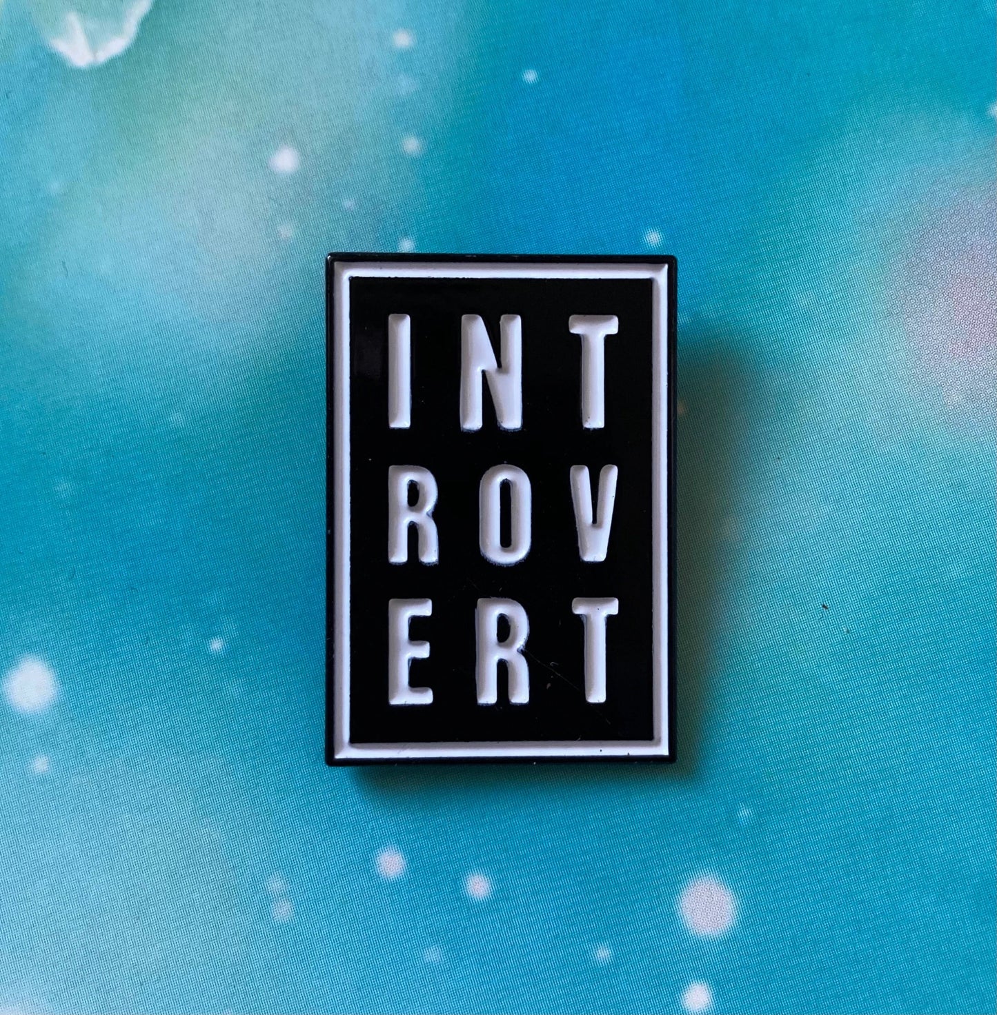 Pin mit Aufschrift