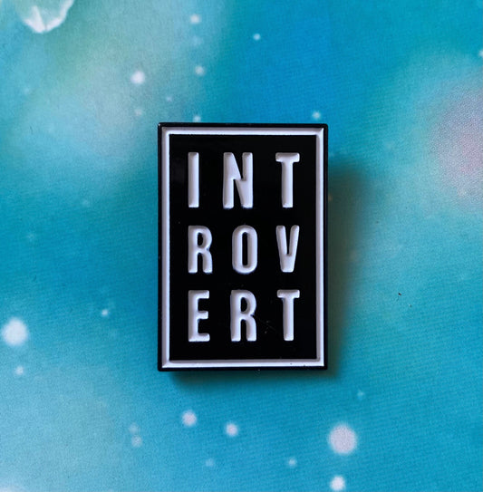 Pin mit Aufschrift