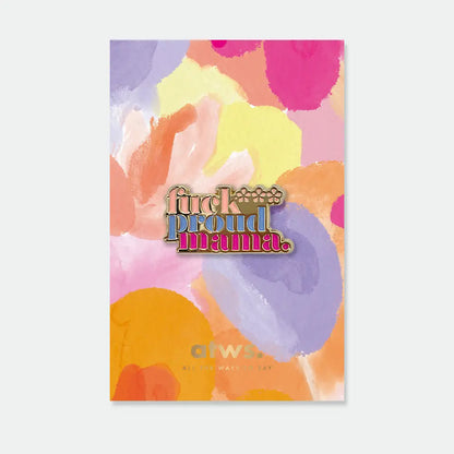 Anstecknadel mit dem Schriftzug 'fuck proud mama' auf buntem, abstraktem Hintergrund