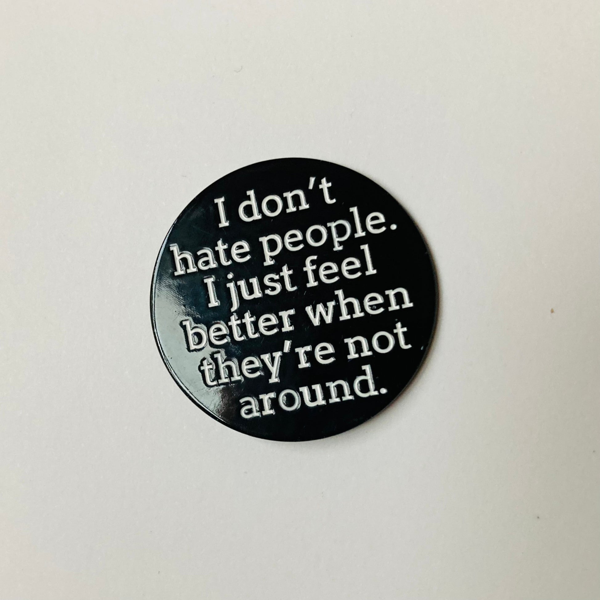 Pin mit aufschrift