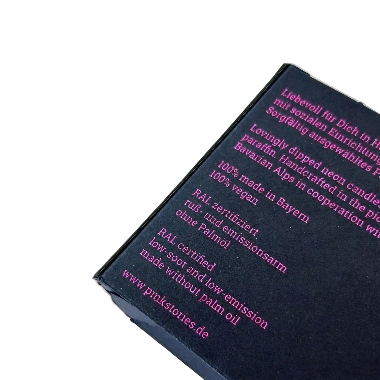 Schwarze Verpackung mit pinkfarbener Schrift, Text beschreibt handgetauchte Neonkerze aus Paraffin, vegan, RAL zertifiziert, ohne Palmöl.