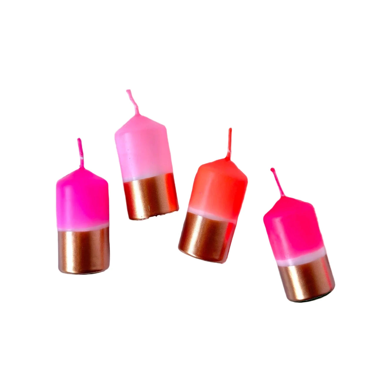 Vier bunte Kerzen mit Kupferfarbenem Sockel auf weißem Untergrund, Farben von Pink bis Orange 