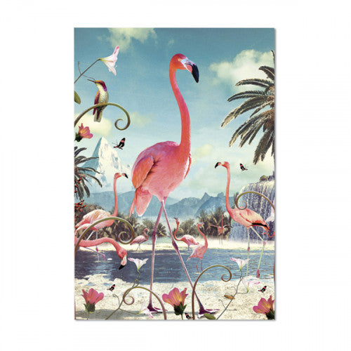 Mehrere Flamingos stehen an einem See mit Bergen im Hintergrund, umgeben von Blumen und einem Kolibri