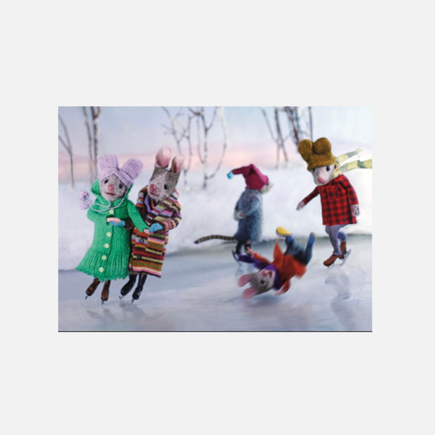 Fünf Mäusefiguren in bunter Winterkleidung laufen und rutschen auf einer Eisfläche im Freien.