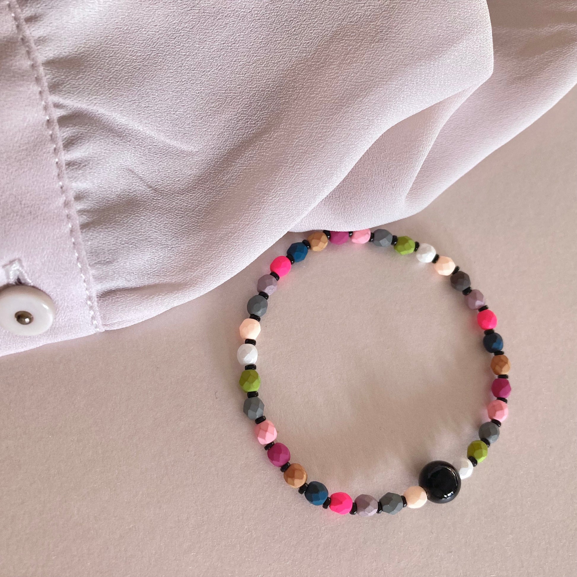 Perlenarmband bunt