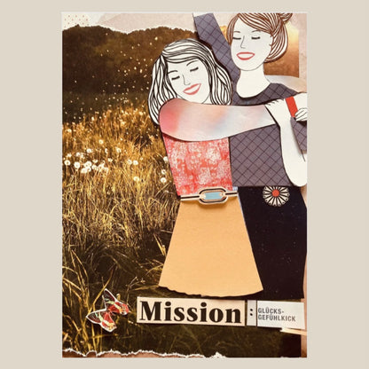 Zwei Frauen umarmen sich vor einem Feld mit hohem Gras, darunter der Text 'Mission: Glücks-Gefühl-Kick'