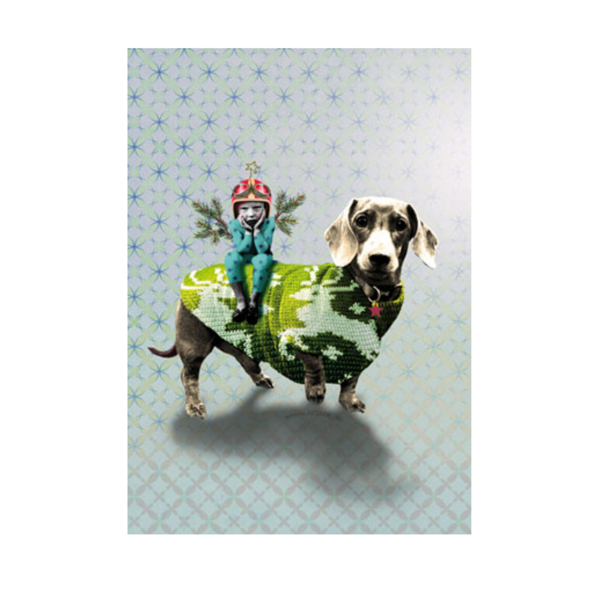 Dackel mit grün-weiß gemustertem Pullover, auf dem eine kleine Figur mit Flügeln und rotem Helm sitzt.