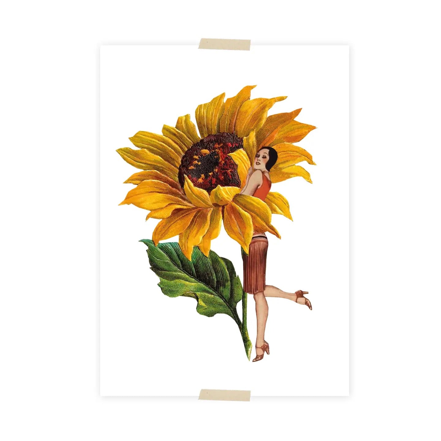 Eine große Sonnenblume mit einem grünen Blatt, an der eine Frau in einem braunen Kleid und braunen Schuhen steht und ein Bein anhebt.