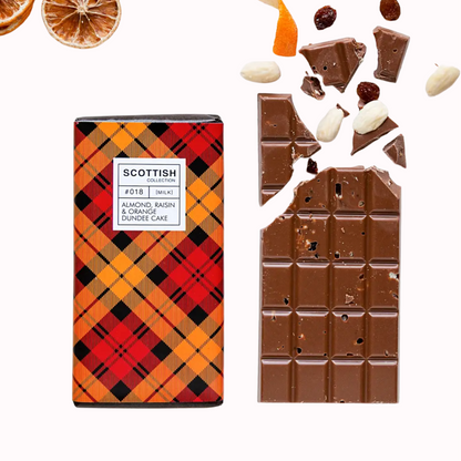 Braune Schokoladentafeln der Scottish Collection mit rot orange farbener Tartan-Verpackung, eine intakt und eine zerbrochene mit Schokoladenquadraten.