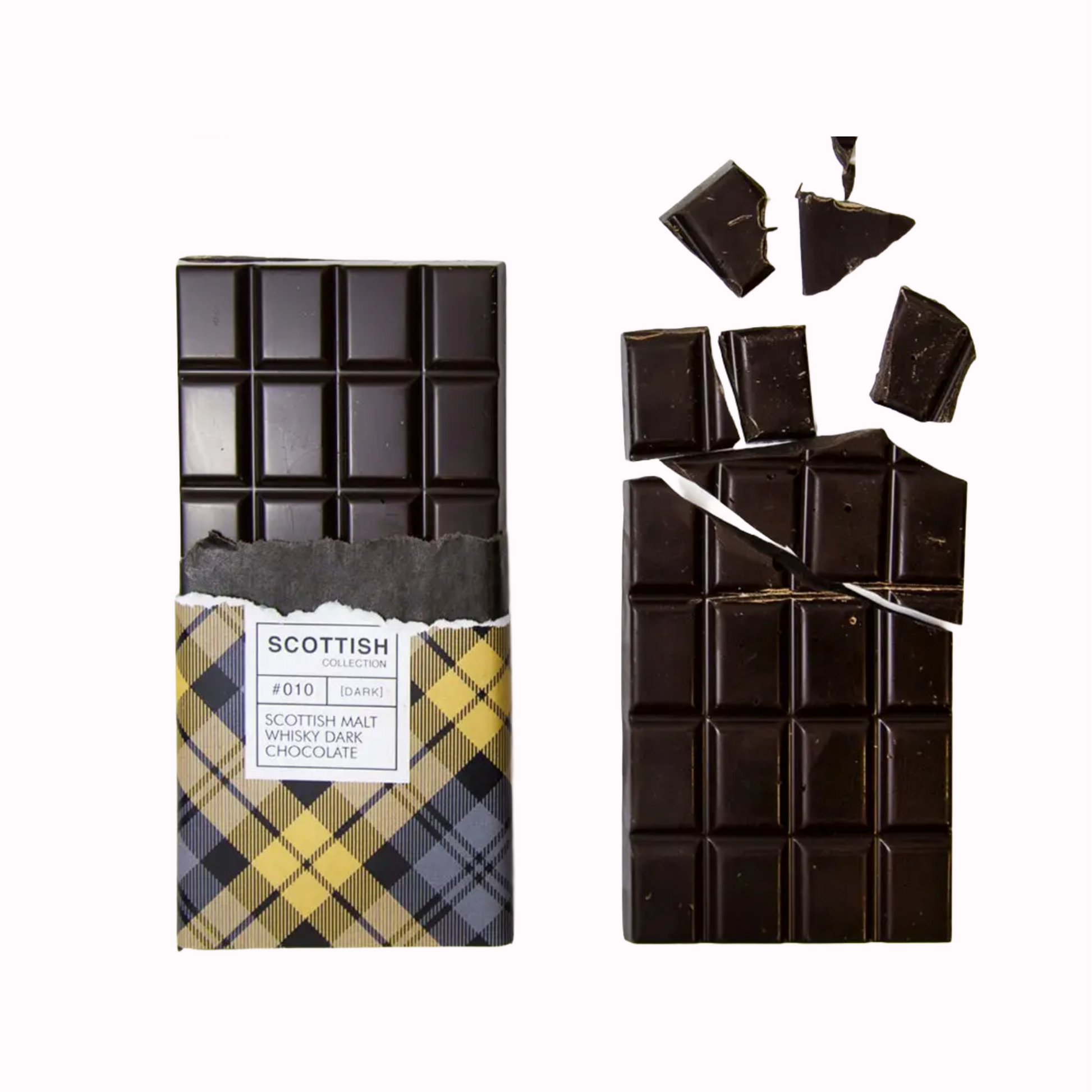 Zwei Tafeln dunkler Schokolade der Scottish Collection #010 mit schottischem Malt Whisky. Links ist eine intakte Tafel mit einer Schottenkaro-Hülle in Gelb, Grau und Schwarz zu sehen. Rechts ist eine ausgepackte Tafel zu sehen, die zerbrochen ist und dunkle Schokoladenquadrate mit einigen darüber verstreuten Stücken zeigt. Die Schokoladentafeln haben ein Gittermuster.