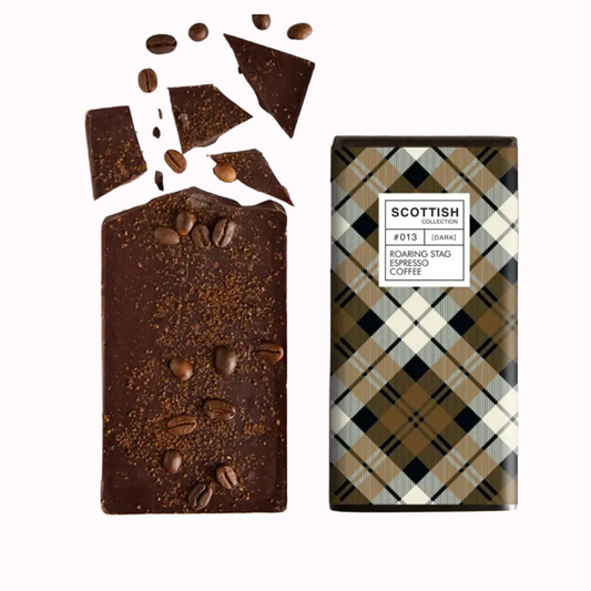 Dunkle Schokoladentafeln der Scottish Collection mit Tartan-Verpackung, eine intakt und eine zerbrochene Schokolade 