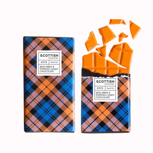Orangefarbene Schokoladentafeln der Scottish Collection mit Tartan-Verpackung, eine intakt und eine zerbrochene mit dunklen Schokoladenquadraten“