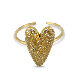 Verstellbarer Herzring aus goldfarbenem Metall mit einem großen, glitzernde, goldenen, herzförmigen Element in V-förmiger Fassung, präsentiert auf weißem Hintergrund”