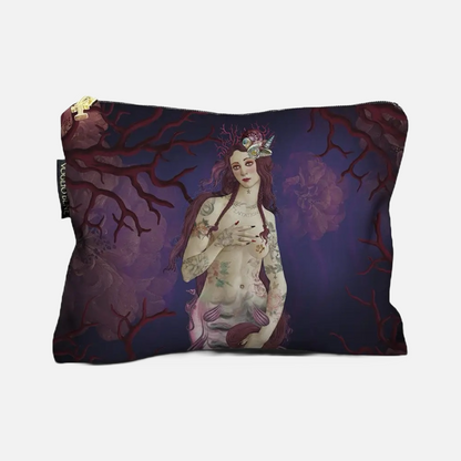 Kosmetiktasche mit surrealem Kunstmotiv einer weiblichen Figur mit Pflanzen und Meeresmotiven auf dunklem Hintergrund, ähnelt dem Werk `die Geburt der Venus`