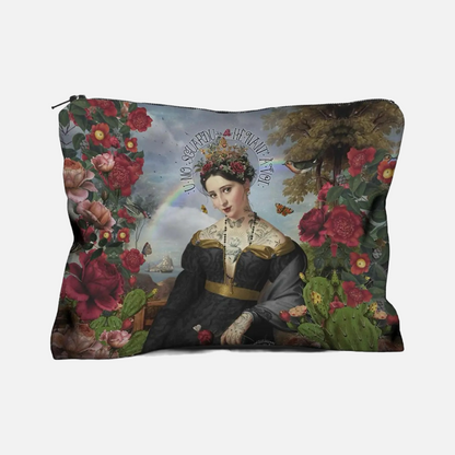 Kosmetiktasche mit Renaissance-Porträt einer Frau in schwarzem Kleid, umgeben von roten und rosa Blumen, Schmetterlingen und einem Regenbogen im Hintergrund