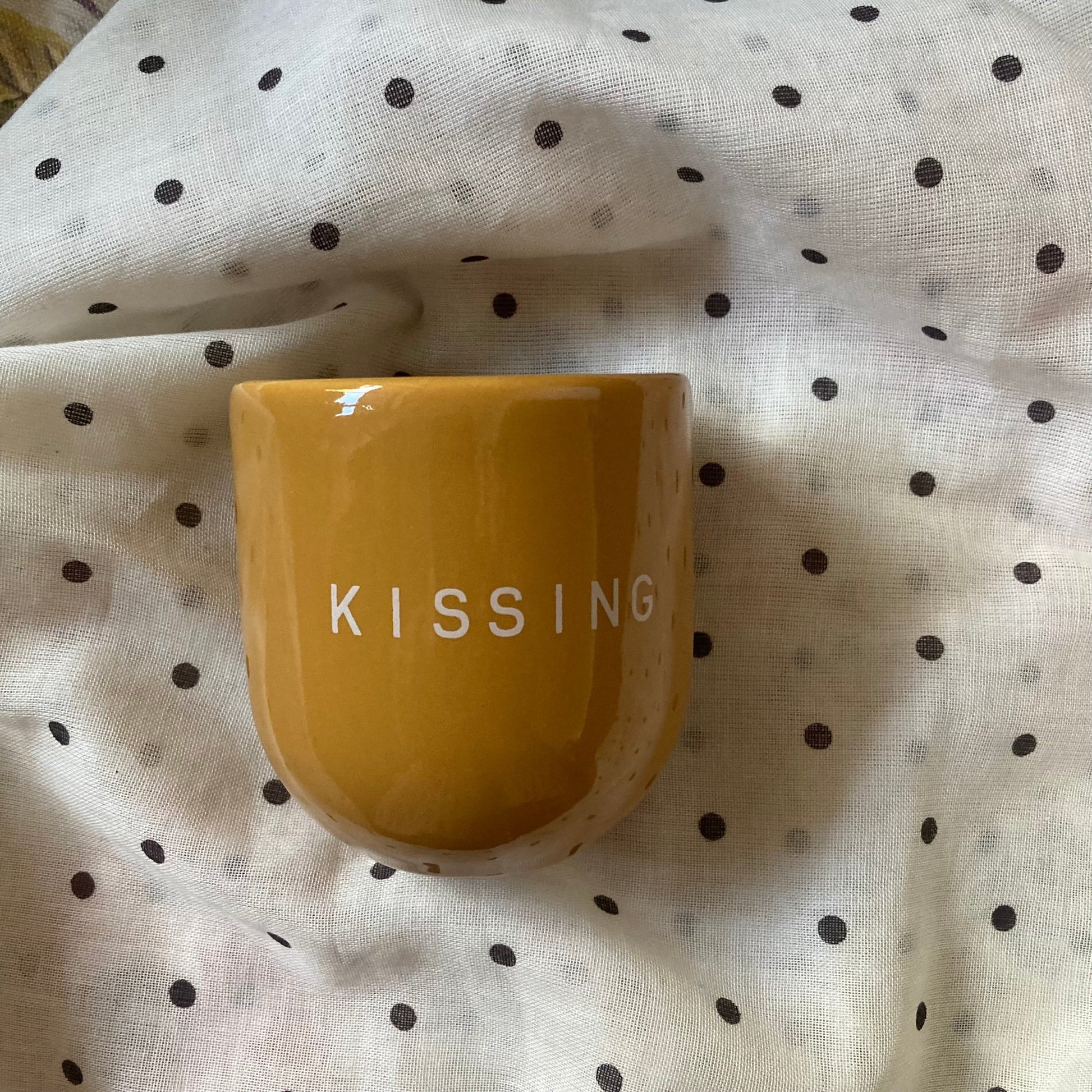 Becher Sisi House of Style mit Aufschrift Kissing in senfgelb Liegend