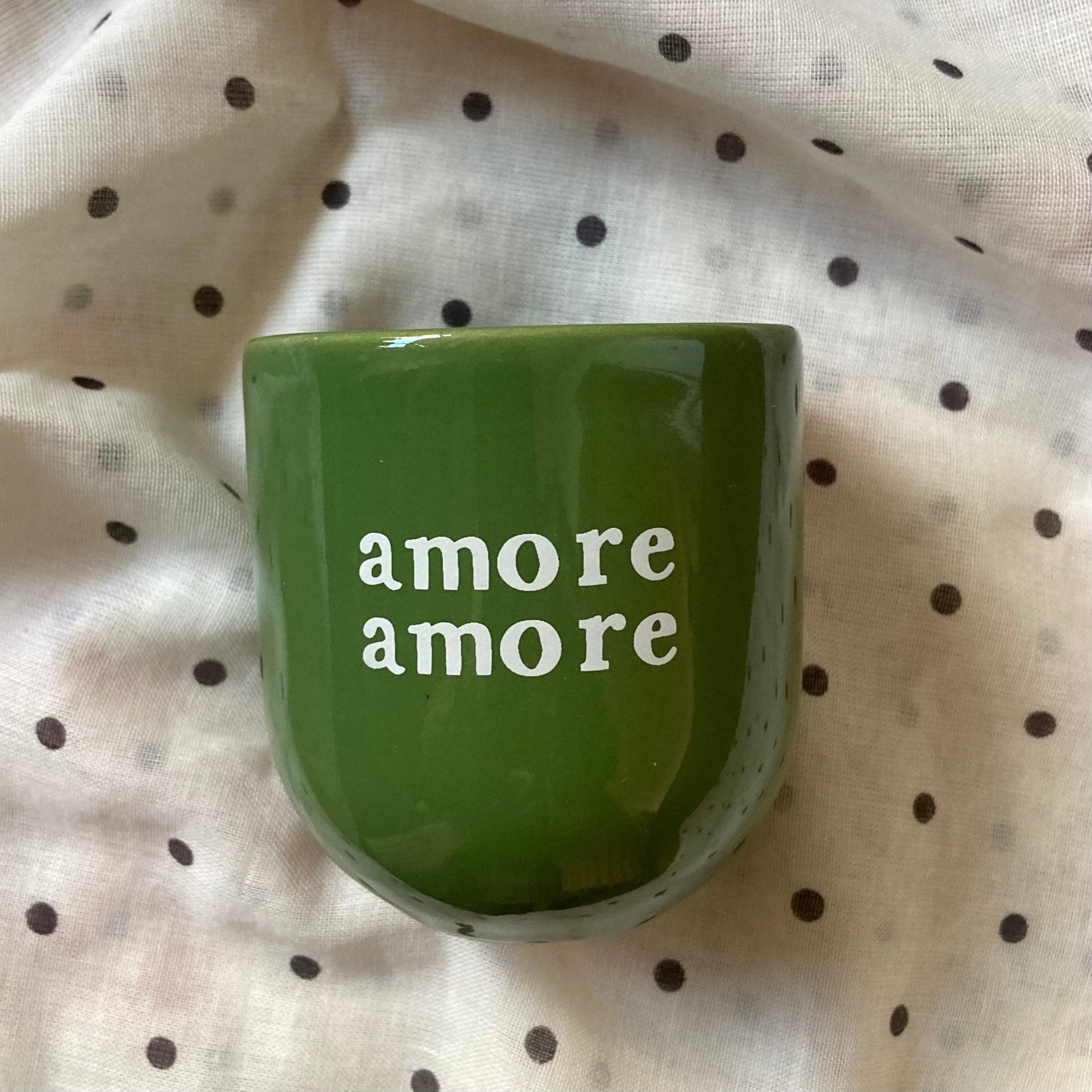 Becher Sisi House of Style mit Aufschrift amore amore in grün 
