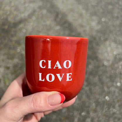 Hochglänzende rote Keramiktasse in runder Form mit dem weißen SchrIft ‚ciao love‘