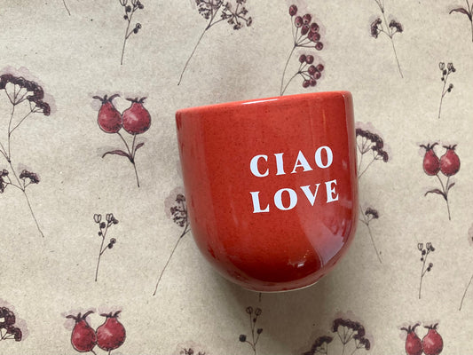 Hochglänzende rote Keramiktasse in runder Form mit dem weißen SchrIft ‚ciao love‘