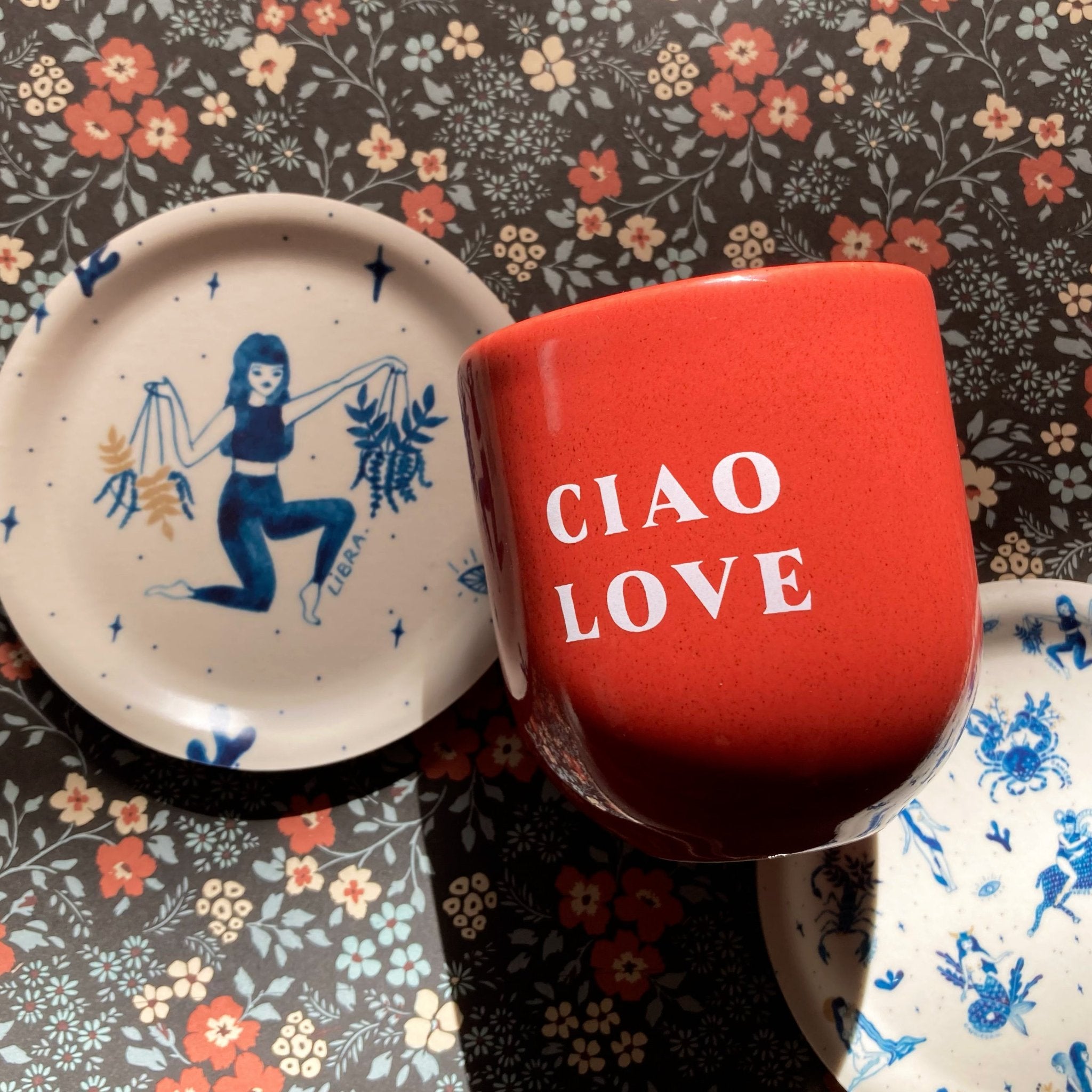 Hochglänzende rote Keramiktasse in runder Form mit dem weißen SchrIft ‚ciao love‘ und Minitabletts