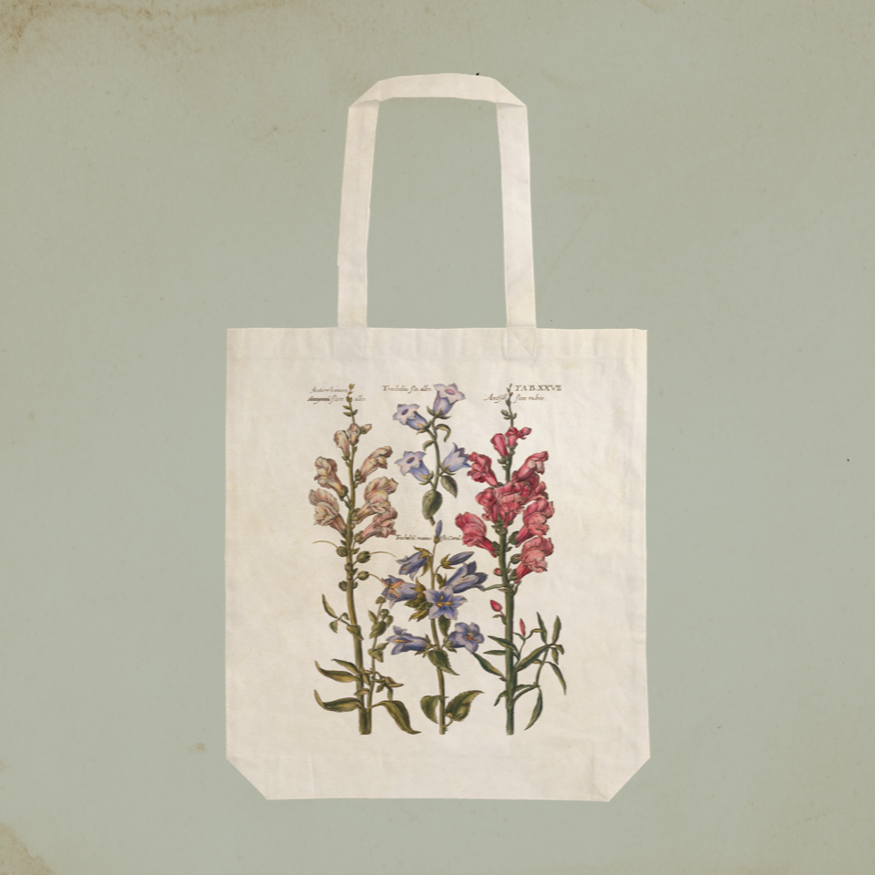 Beige Stofftasche mit drei farbigen, botanischen Zeichnungen von Löwenmäulern in Braun, Blau und Rot mit lateinischen Beschriftungen.